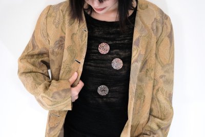 Broches zijn terug en je draagt ze nu heel anders